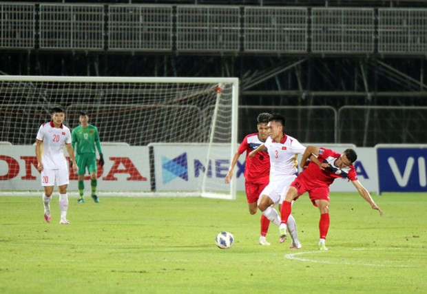 Một pha tranh bóng trong trận đấu. 