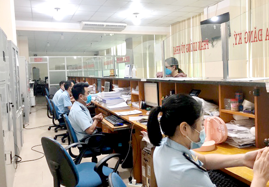 Cán bộ Hải quan tỉnh nêu cao tinh thần phục vụ, tạo điều kiện thuận lợi cho người dân và doanh nghiệp.