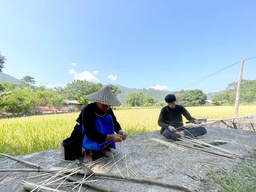 Người dân xã Phương Tiến đan các vật dụng bằng tre, nứa.