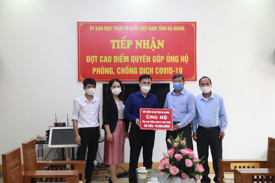 Đại diện Bảo hiểm xã hội tỉnh trao tiền ủng hộ phòng, chống dịch