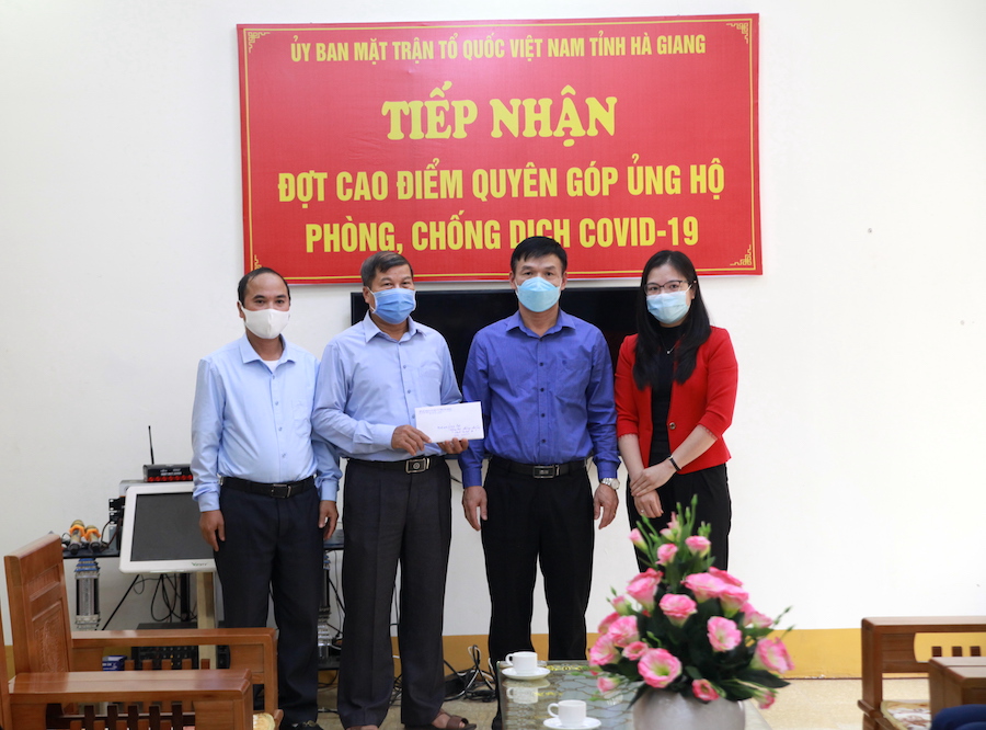 Đại diện Sở Kế hoach và đầu tư trao tiền ủng hộ.