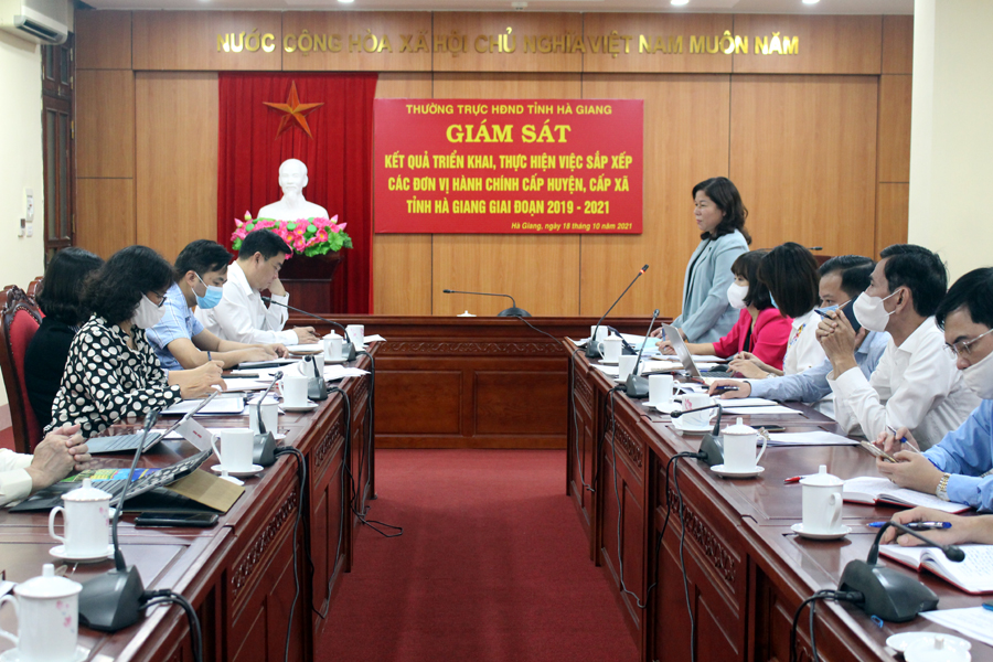 Các đại biểu giám sát kết quả sắp xếp các đơn vị hành chính cấp huyện và xã.