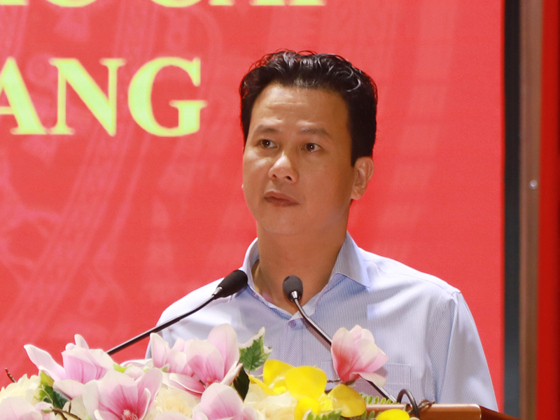 Bí thư Tỉnh ủy Đặng Quốc Khánh phát biểu quán triệt và trình bày bài giảng về vai trò lãnh đạo và giải pháp, nhiệm vụ đổi mới chương trình chuyển đổi số