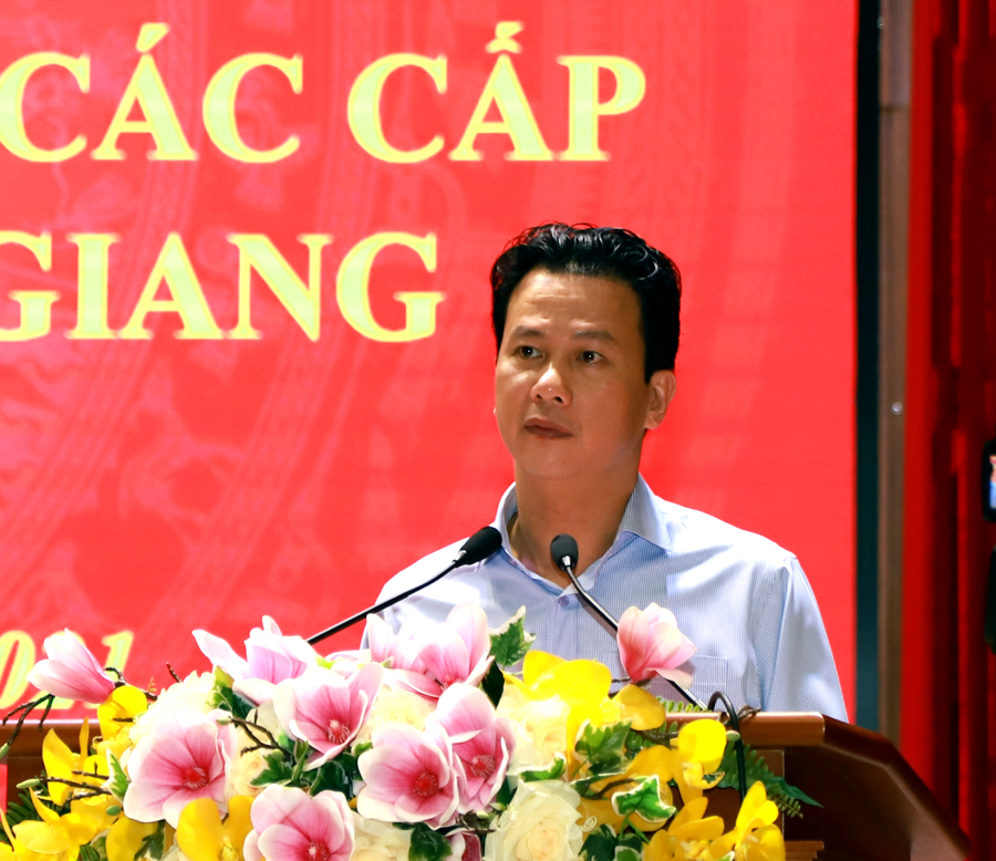 Bí thư Tỉnh ủy Đặng Quốc Khánh phát biểu quán triệt và trình bày bài giảng về vai trò lãnh đạo và giải pháp, nhiệm vụ đổi mới chương trình chuyển đổi số