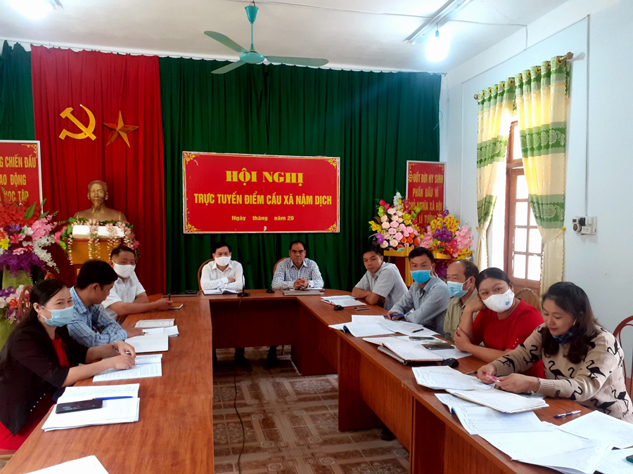 Khoa bồi dưỡng được tổ chức trực tuyến đến điểm cầu các xã. Trong ảnh: Các đại biểu tham dự khóa bồi dưỡng tại điểm cầu xã Nậm Dịch, Hoàng Su Phì.