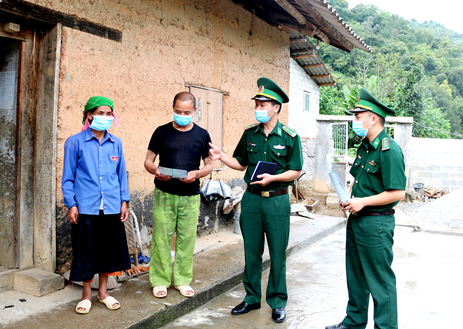Cán bộ Đồn Biên phòng Lũng Cú tuyên truyền, phổ biến pháp luật cho người dân.
