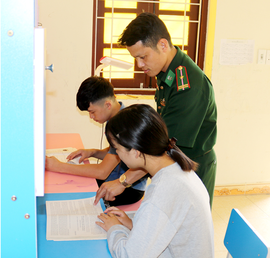 Hướng dẫn con nuôi Biên phòng học bài. 						Ảnh: THANH THỦY