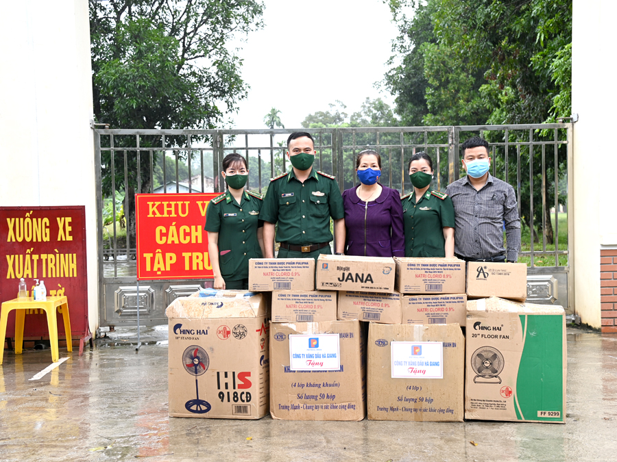 Công ty Xăng dầu Hà Giang tặng nhu yếu phẩm cho khu cách ly.