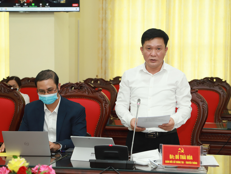 Giám đốc Sở Thông tin và Truyền thông Đỗ Thái Hòa báo cáo tiến độ triển khai hợp tác với FPT thực hiện chuyển đổi số