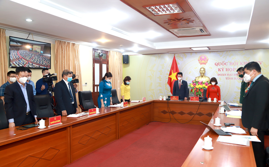 Quốc hội và các đại biểu dành phút mặc niệm đồng bào tử vong và cán bộ, chiến sĩ hy sinh do dịch Covid -19