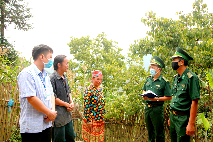 Cán bộ Trạm kiểm soát Biên phòng Lao Chải (Vị Xuyên) tuyên truyền nhân dân nâng cao ý thức chấp hành pháp luật.