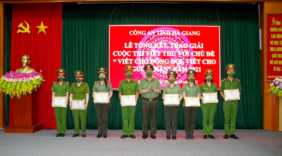 Lãnh đạo Công an tỉnh trao giải cho các cá nhân có tác phẩm xuất sắc.