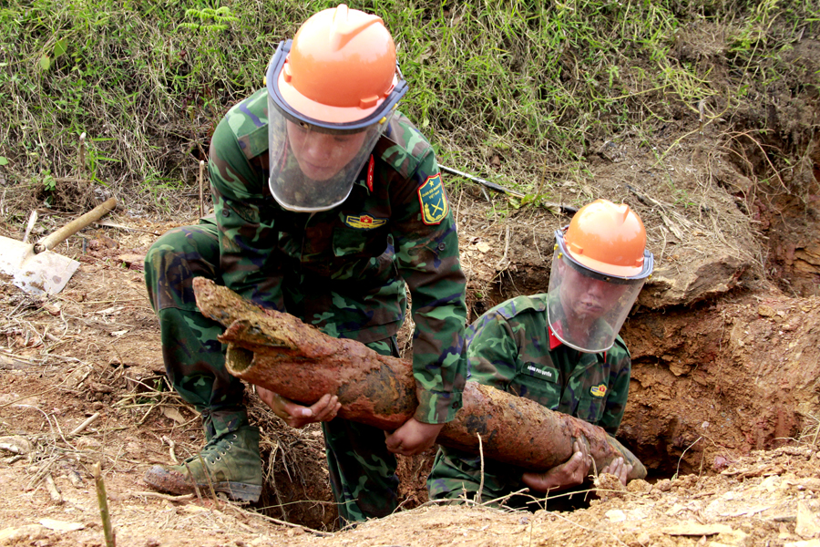 Nỗ lực mang bom mìn lên khỏi mặt đất