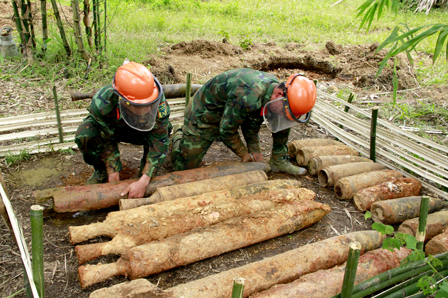 16 vật liệu nổ dạng đạn pháo có kích thước dài 1,43m, đường kính thân đạn 14cm được phát hiện, rà phá thành công 