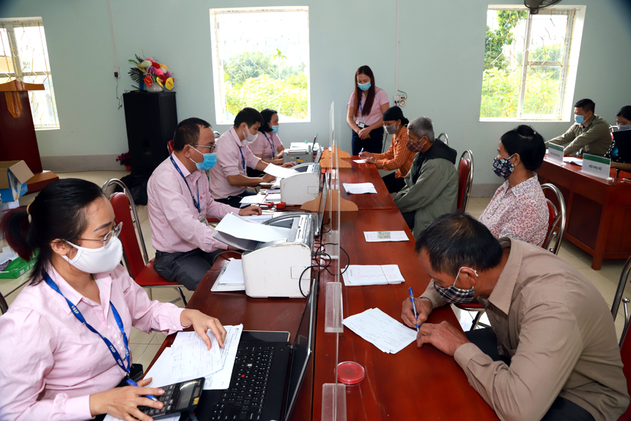 Ngân hàng CSXH là đơn vị tín dụng duy nhất trên địa bàn tỉnh có điểm giao dịch cố định tại các xã. Trong ảnh: Phiên giao dịch tại xã Tùng Bá (Vị Xuyên).