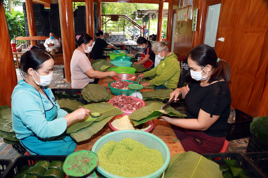 Nguồn vốn của Ngân hàng CSXH giúp Cơ sở sản xuất bành trưng gù bà Dung, thôn Bản Tùy, xã Ngọc Đường (Tp.Hà Giang) giải quyết việc làm cho nhiều lao động địa phương.