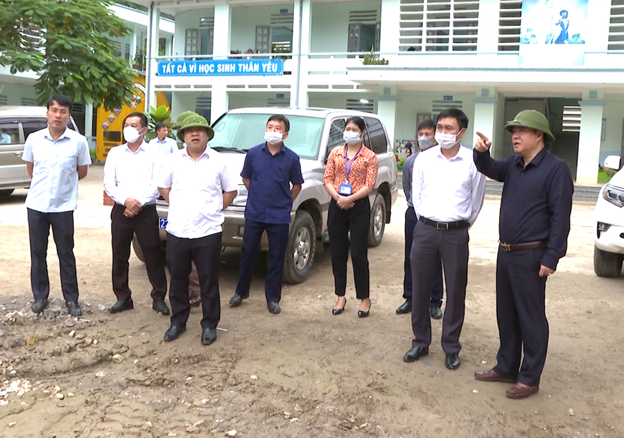 Phó Chủ tịch Thường trực UBND tỉnh Hoàng Gia Long kiểm tra tiến độ công trình xây dựng Trường Tiểu học Thanh Thủy