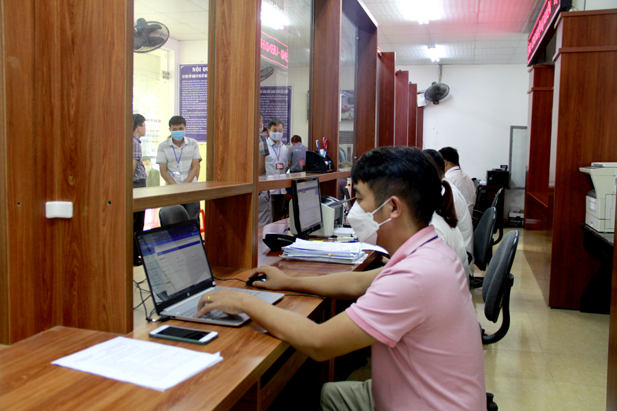 Cán bộ Trung tâm Giải quyết thủ tục hành chính công huyện Vị Xuyên luôn vì dân phục vụ.