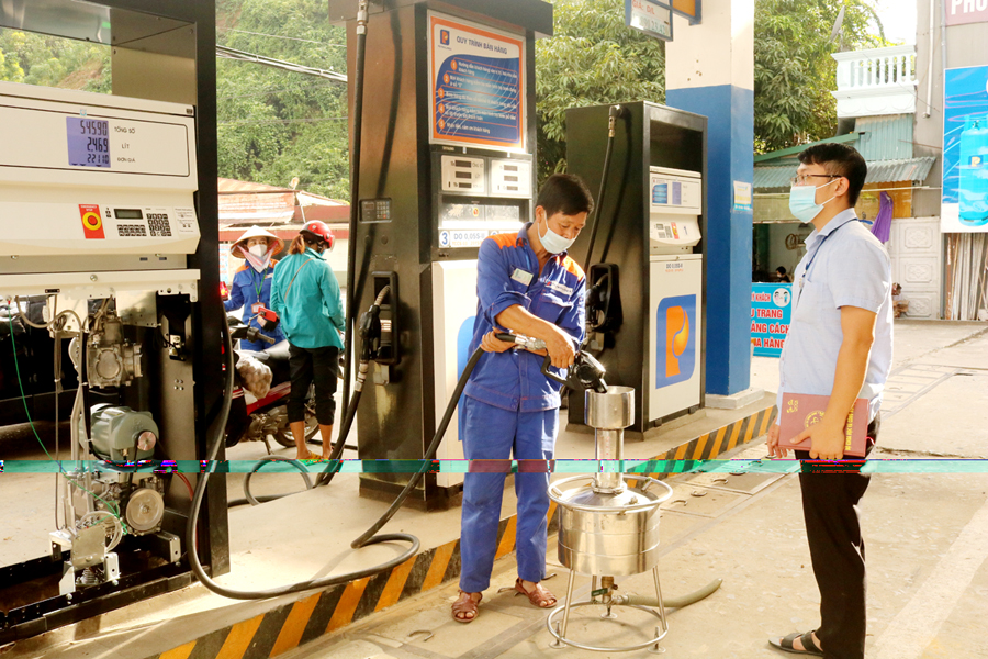 Kiểm định viên Trung tâm Kỹ thuật tiêu chuẩn đo lường chất lượng – Sở Khoa học và Công nghệ kiểm định cột đo xăng tại cửa hàng 08, phường Nguyễn Trãi (thành phố Hà Giang).