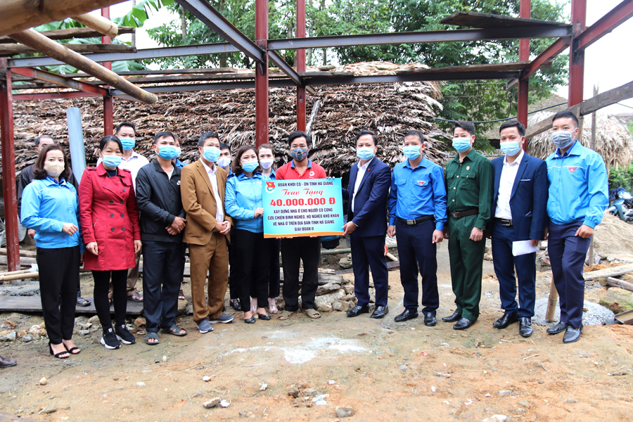 Lãnh đạo Đảng ủy và Đoàn Khối Cơ quan – Doanh nghiệp tỉnh trao kinh phí hỗ trợ làm nhà ở cho anh Nguyễn Văn Đông.
