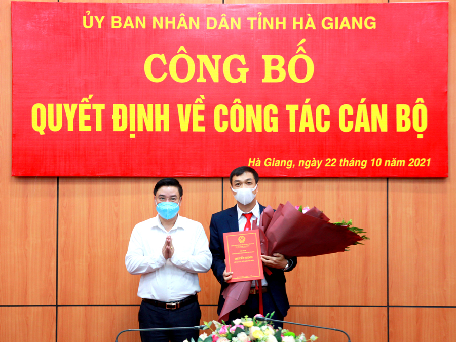Phó Chủ tịch Thường trực UBND tỉnh Hoàng Gia Long trao Quyết định bổ nhiệm, tặng hoa chúc mừng đồng chí Ấu Quốc Công.