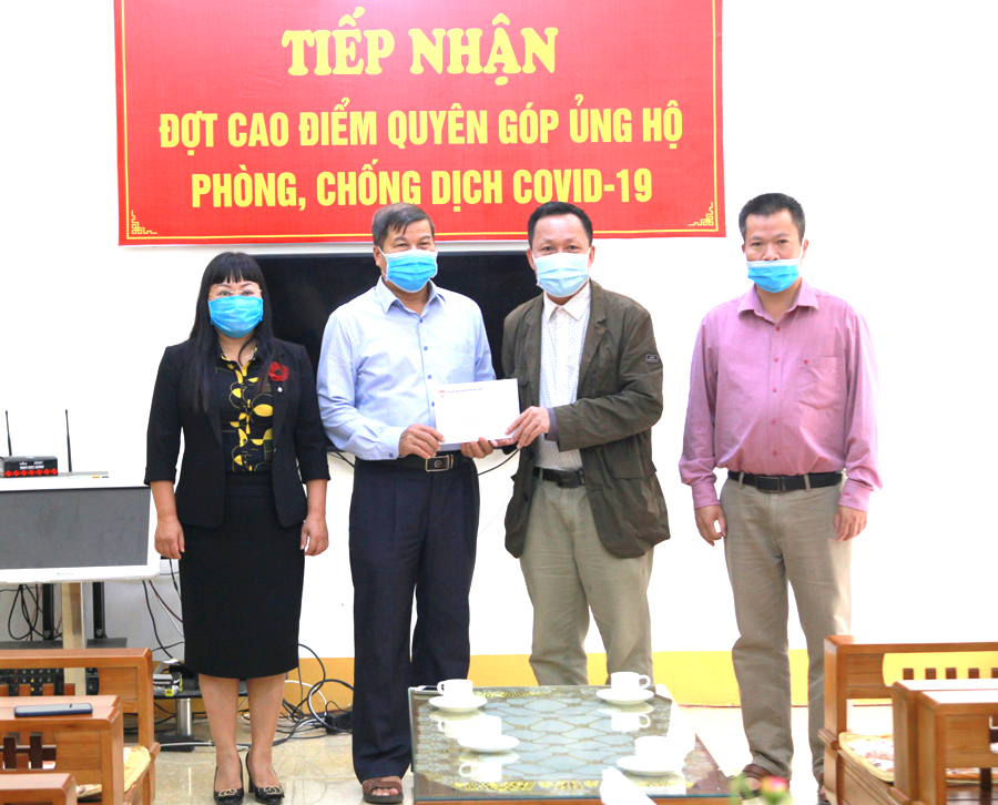 Lãnh đạo Công ty Cổ phần Đầu tư Khoáng sản An Thông trao 50 triệu đồng ủng hộ phòng chống dịch.