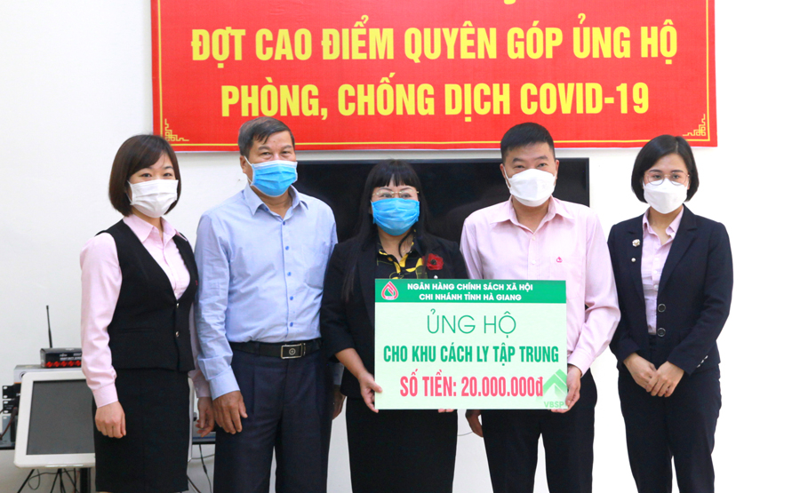 Ngân hàng CSXH tỉnh ủng hộ 20 triệu cho công tác phòng, chống dịch.