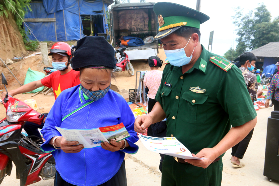 Lực lượng Biên phòng tuyên truyền người dân thực hiện tốt công tác phòng, chống dịch bệnh. Ảnh: Tư Liệu