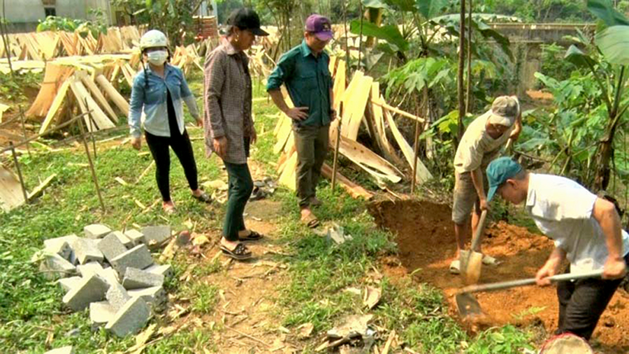 Nhóm hộ thôn Yên Thượng đào móng xây lò đốt rác.