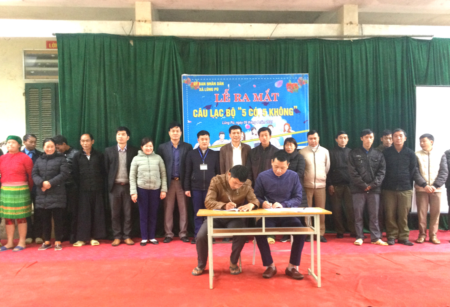 Bà con nhân dân xã Lũng Pù, Mèo Vạc ra mắt CLB “5 không, 5 có”