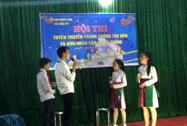 Lũng Pù cũng là địa bàn những năm qua đã đẩy mạnh các hoạt động bài trừ hủ tục. (Trong ảnh: Hội thi tuyên truyền chống tảo hôn, hôn nhân cận huyết thống của xã).