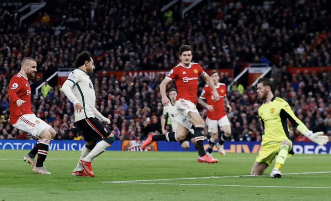 Salah (thứ hai từ trái sang) nhiều lần làm khổ hàng thủ Man Utd.