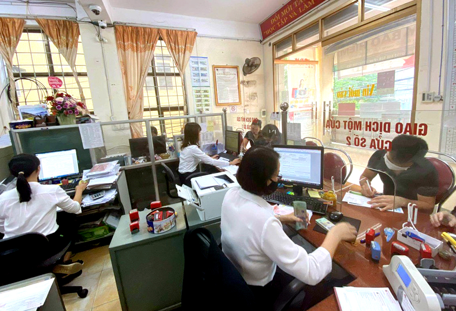 Khách hàng giao dịch tại Phòng giao dịch Agribank Minh Khai, thành phố Hà Giang.