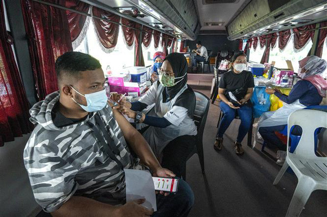Nhân viên y tế lấy mẫu xét nghiệm COVID-19 cho người dân tại Kuala Lumpur, Malaysia.