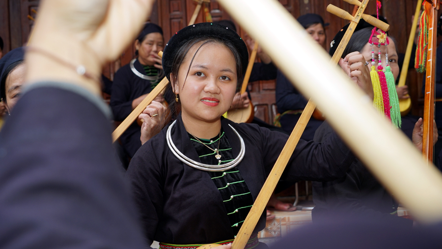 Một học viên nhỏ tuổi nhất đang chăm chú những nốt nhạc nghệ nhân dạy