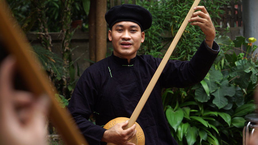 Nghệ nhân Nguyễn Xuân Hữu từ xã Quang Minh, huyện Bắc Quang tới Tp. Hà Giang để truyền dậy hát Then, đàn Tính