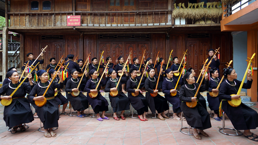 Trong quan niệm dân gian, “Then” có nghĩa là “Trời.” Hát Then là một nghi lễ không thể thiếu trong đời sống tâm linh của người Tày.