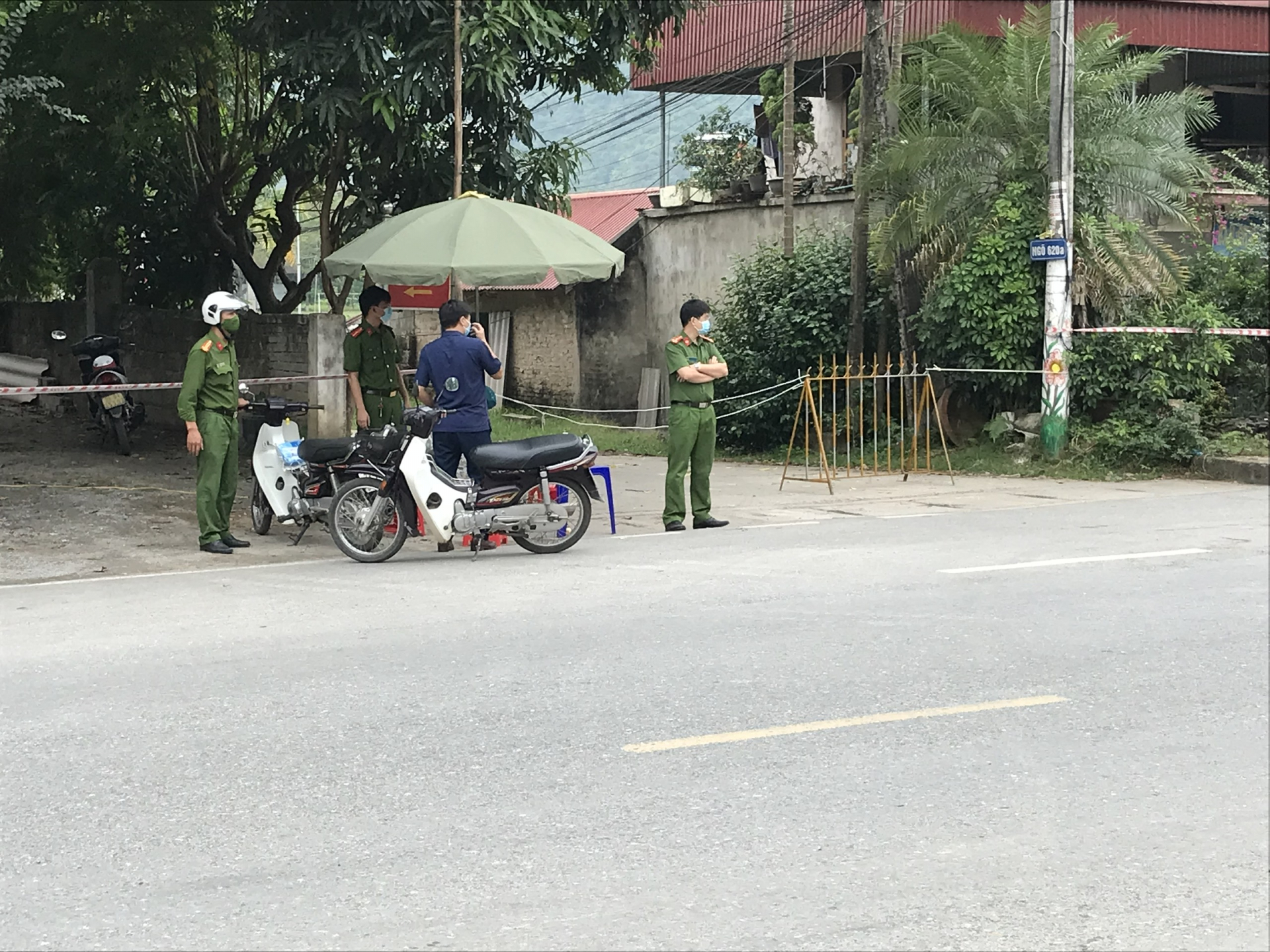 Chốt phong tỏa tại tổ 8,9 phường Ngọc Hà. Ảnh: Xuân Tầm