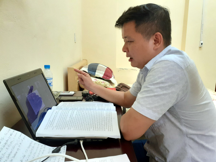 Thầy giáo Trường Chính trị tỉnh đang thực hiện việc giảng bài trực tuyến cho các học viên ở các địa phương trong tỉnh trên nền tảng zoom