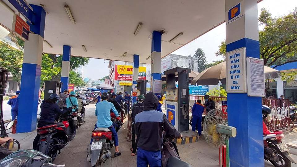 Giá xăng liên tục tăng cao. 