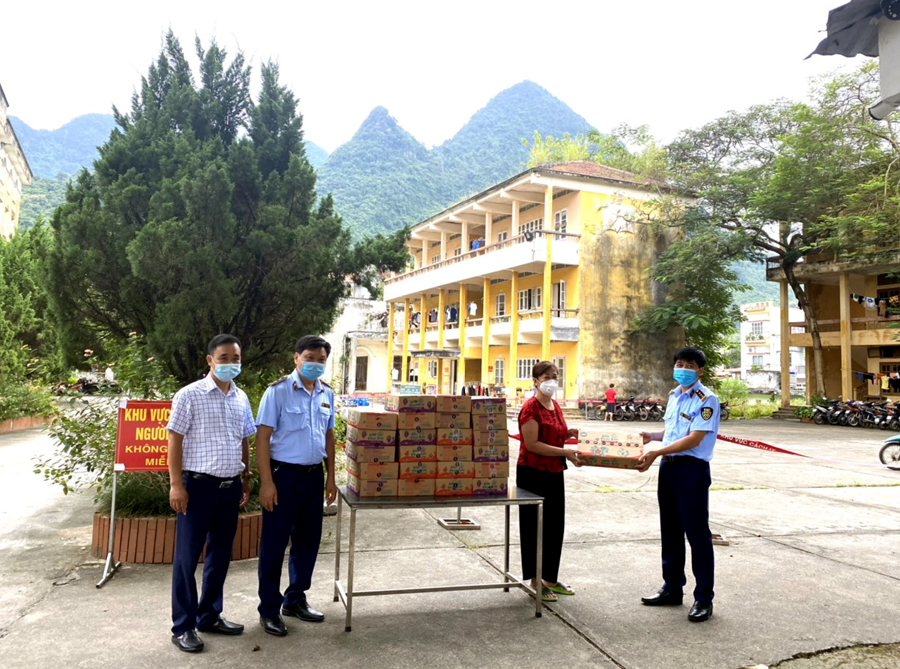 Cục QLTT tỉnh trao tặng sữa cho điểm cách ly Trường Chính trị tỉnh cũ. (Ảnh: Phạm Hương - QLTT)