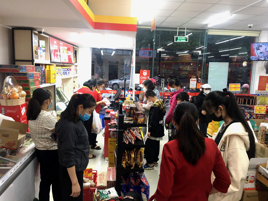 Lượng người mua lương thực, thực phẩm tăng hơn tại một số siêu thị, cửa hàng sau khi Tp. Hà Giang công bố có dịch Covid-19 trong cộng đồng