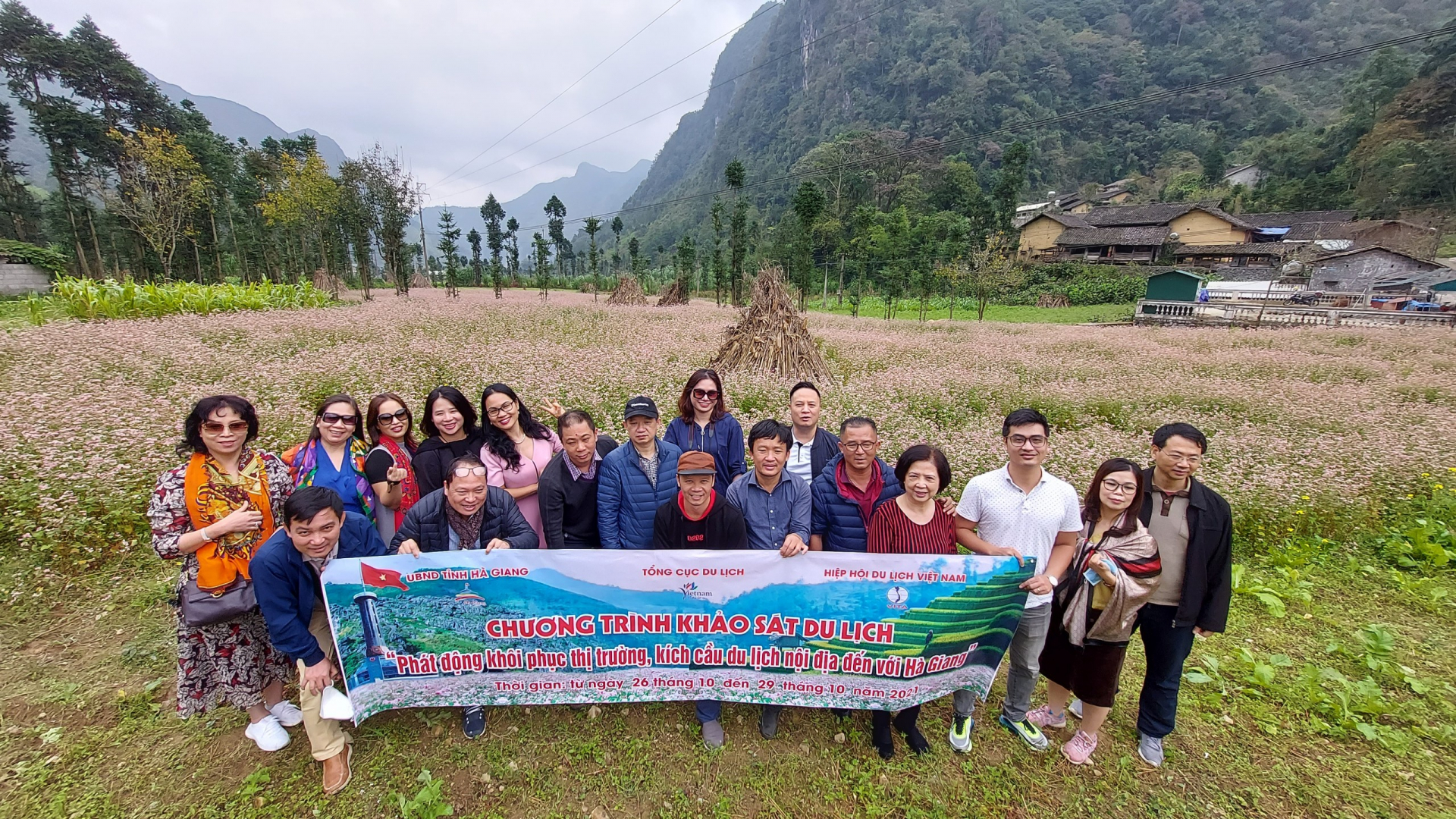 Đoàn khảo sát trải nghiệm chụp ảnh tại cách đồng Hoa Tam giác mạch, xã Sủng Là (Đồng Văn).