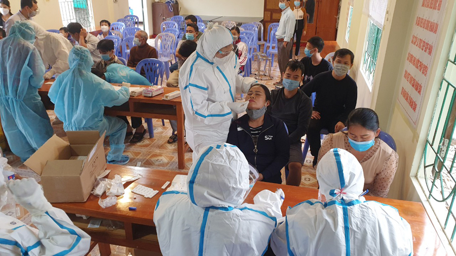 Lực lượng y tế tần tốc lấy test nhanh để phát hiện đối tượng nghi nhiễm.