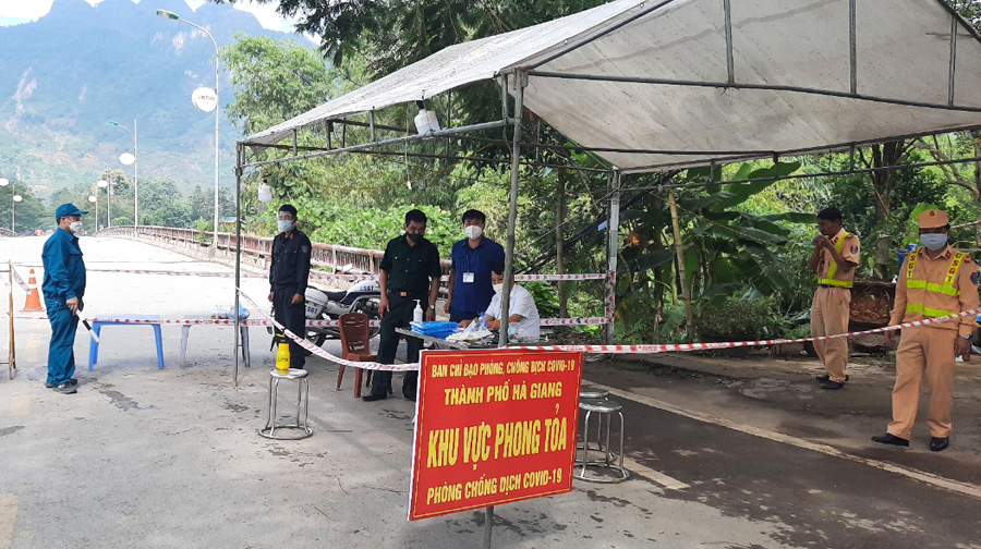 Lãnh đạo phường Ngọc Hà kiểm tra tại chốt phòng chống Covid-19 cầu 3/2 (Ảnh: CTV)