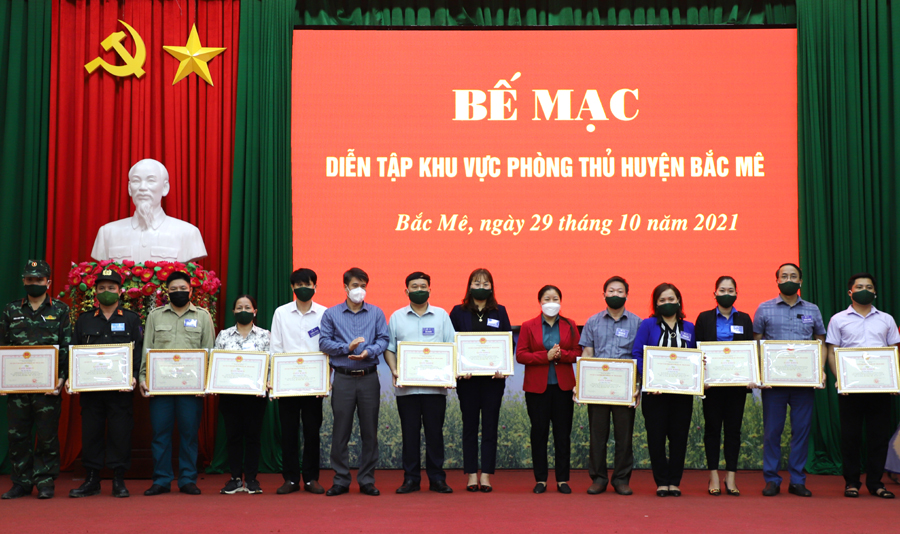 Lãnh đạo huyện Bắc Mê trao Giấy khen cho các cá nhân.