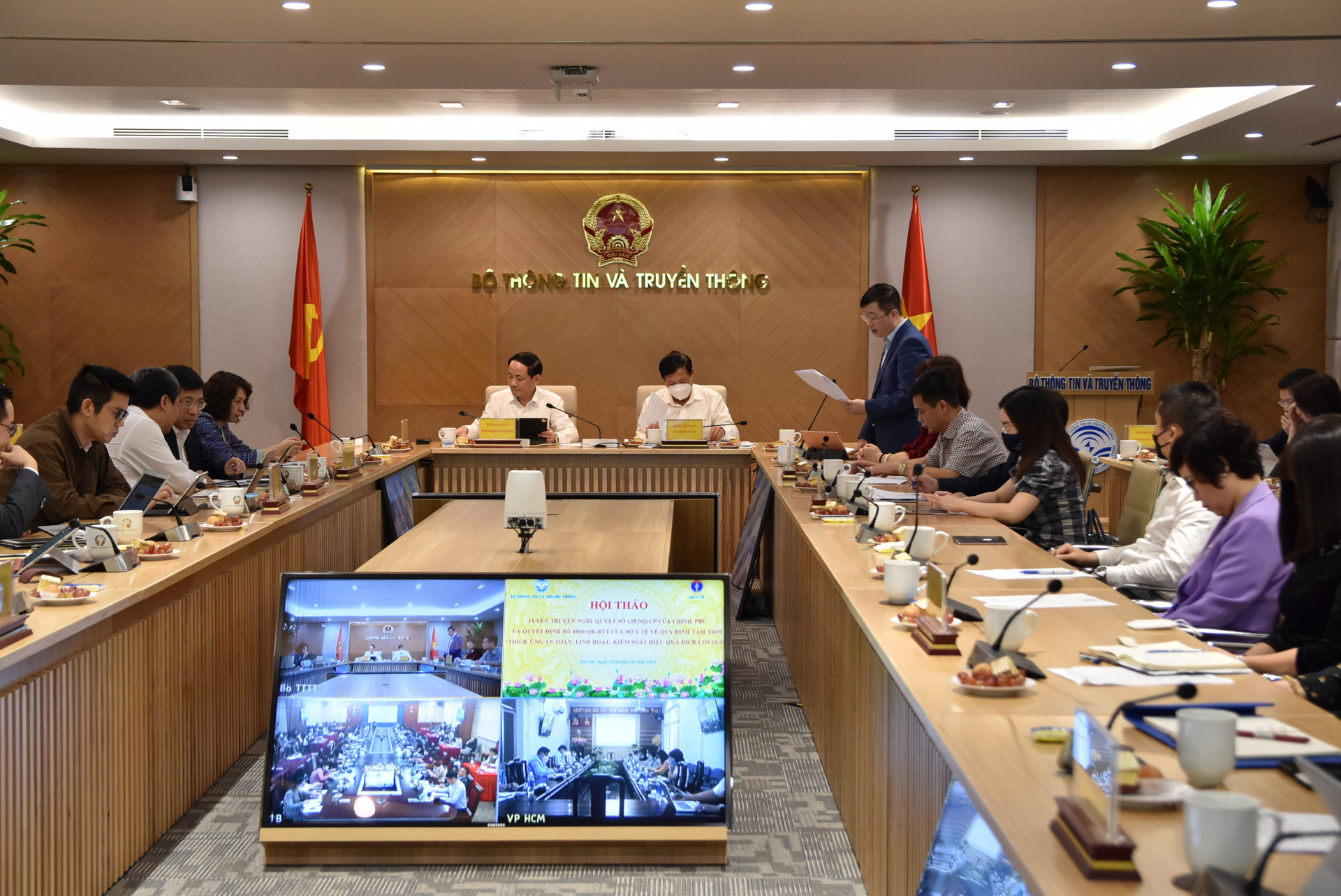 Tại Hội nghị, đại diện Bộ TT&TT cho biết từ 1/11, sẽ thống nhất mã QR trên các ứng dụng chống dịch hiện nay.