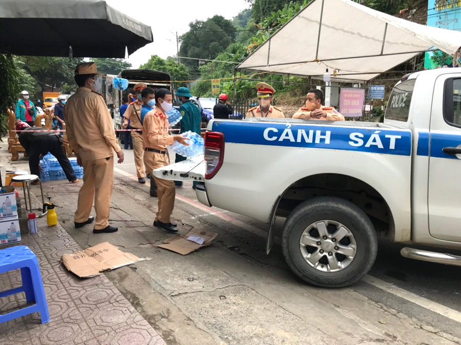 Lực lượngcảnh sát giao thông thành phố tiếp nhận hàng hóa người dân ủng hộ để vận chuyển vào địa bàn phường Ngọc Hà