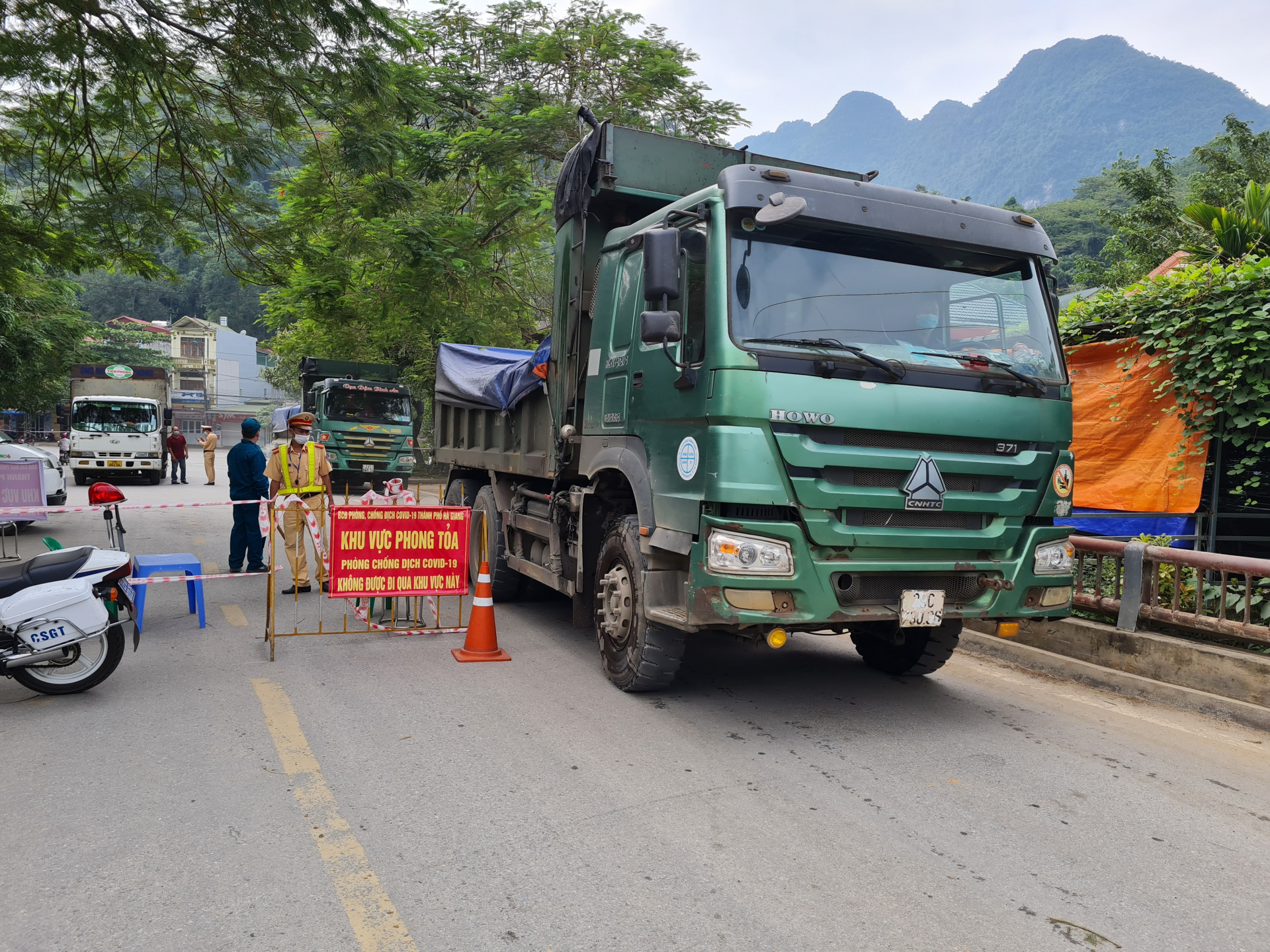 Lực lượng Công an thành phố hướng dẫn, kiểm tra chặt chẽ các phương tiện đi qua vùng phong toả.