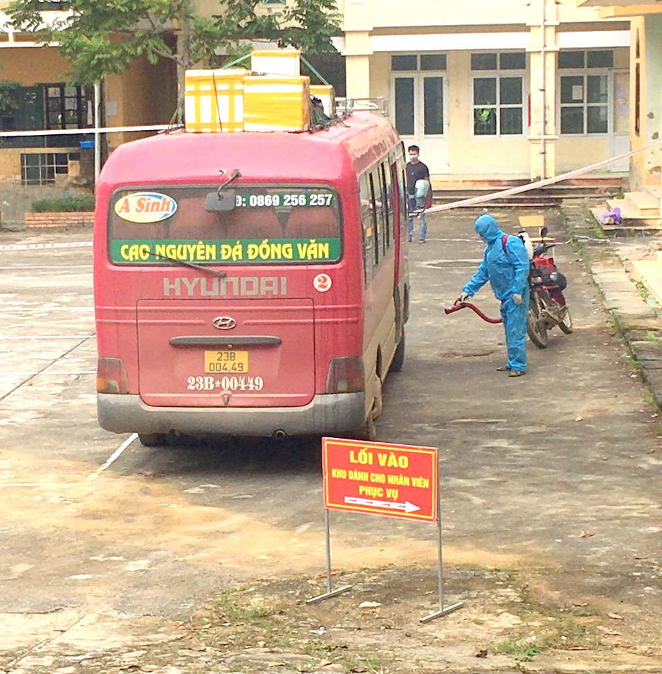 Lực lượng chức năng tiến hành phun khử khuẩn phương tiện đối tượng Hầu Mí Chứ đã di chuyển (Ảnh: CTV)